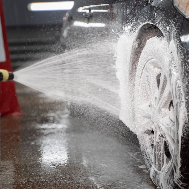 Amphoteric surfactants for automotive sector